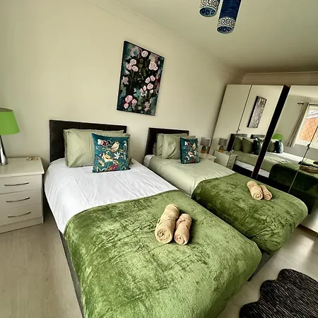 Beautiful House In South Cambridge, 14-Min Drive To The City Centre, Free Parking, No Sofabeds, Sleeps 6 Exterior photo