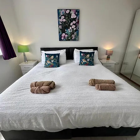 Beautiful House In South Cambridge, 14-Min Drive To The City Centre, Free Parking, No Sofabeds, Sleeps 6 Exterior photo