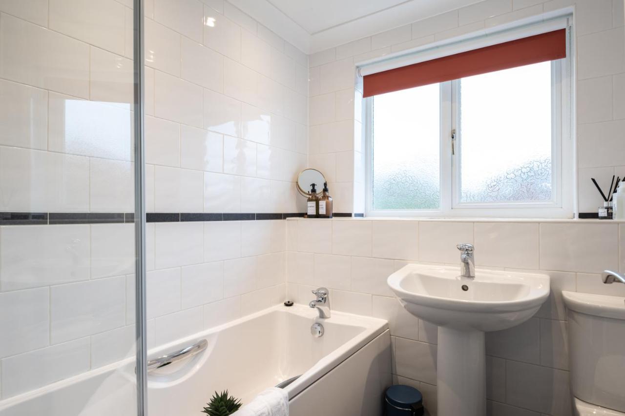 Beautiful House In South Cambridge, 14-min Drive To The Centre, Free Parking, No Sofabeds, Sleeps 6 Holiday home *